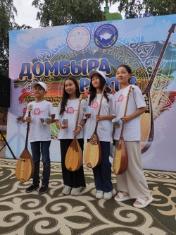 Елу домбырашы және бір жарым сағатқа ұласқан ұлттық музыка