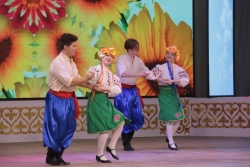 Иврит әндері, кубан билері, жетіген және орыс халық қасықтары