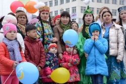 Выставкой национальных напитков и концертом отмечают День единства народа страны в Костанае