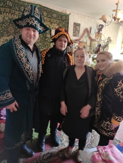 С баурсаками и теплыми пожеланиями