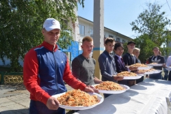 «Шарк» тәжік-өзбек этномәдени бірлестігі «Алтынгүл» жазғы лагерінің тәрбиеленушілеріне мереке сыйлады