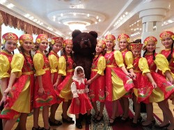 На первом областном фестивале славянской культуры в Костанае зрителей удивил номер с танцующим медведем