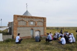 «Ұлы дала Елінің киелі мұрасы» тарихи-өлкетану экспедициясының қатысушылары аймақтағы  киелі жерлерді аралады. 
