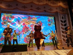 На первом областном фестивале славянской культуры в Костанае зрителей удивил номер с танцующим медведем