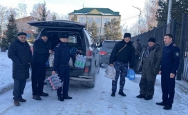 Горячее питание для полицейских на блок-постах в Костанайском районе организовали активисты азербайджанской общины «Бирлик».