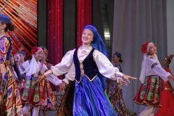 Иврит әндері, кубан билері, жетіген және орыс халық қасықтары