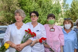 Мемориальную доску торакальному хирургу, первому председателю корейской общины Валерию Цхаю открыли сегодня в Костанае