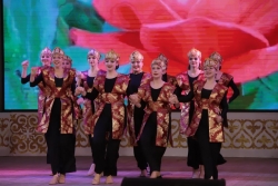 Иврит әндері, кубан билері, жетіген және орыс халық қасықтары