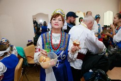 На первом областном фестивале славянской культуры в Костанае зрителей удивил номер с танцующим медведем