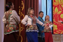 Иврит әндері, кубан билері, жетіген және орыс халық қасықтары