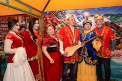 Выставкой национальных напитков и концертом отмечают День единства народа страны в Костанае