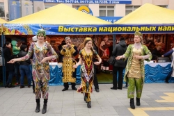 Выставкой национальных напитков и концертом отмечают День единства народа страны в Костанае
