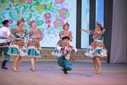 Иврит әндері, кубан билері, жетіген және орыс халық қасықтары
