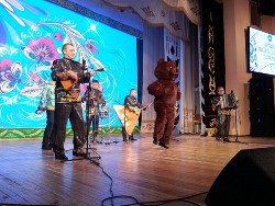 На первом областном фестивале славянской культуры в Костанае зрителей удивил номер с танцующим медведем