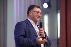 Иврит әндері, кубан билері, жетіген және орыс халық қасықтары