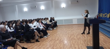 Жастарымен кездесу