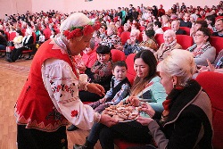 И нежно чарует слух мотивы украинских песен