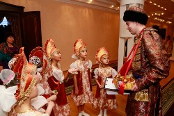 На первом областном фестивале славянской культуры в Костанае зрителей удивил номер с танцующим медведем