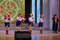 Иврит әндері, кубан билері, жетіген және орыс халық қасықтары