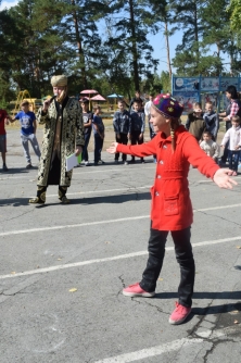 «Шарк» тәжік-өзбек этномәдени бірлестігі «Алтынгүл» жазғы лагерінің тәрбиеленушілеріне мереке сыйлады