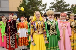 Выставкой национальных напитков и концертом отмечают День единства народа страны в Костанае