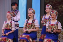 Иврит әндері, кубан билері, жетіген және орыс халық қасықтары
