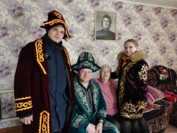 С баурсаками и теплыми пожеланиями