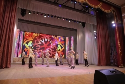 Иврит әндері, кубан билері, жетіген және орыс халық қасықтары